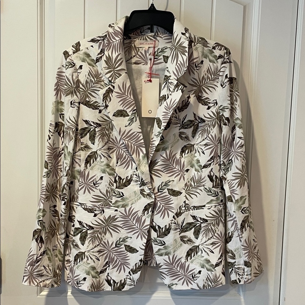 Solitaire Leaf linen Print Blazer in Cream and Green